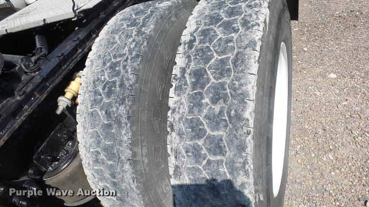 image for item DE7236 2004 Freightliner Columbia semi truck