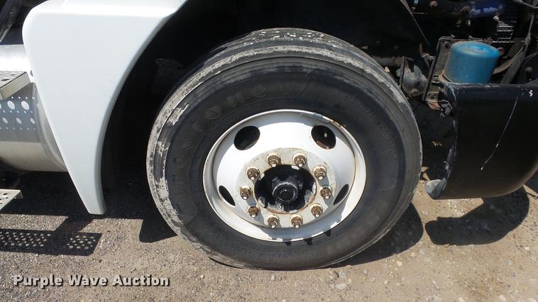 image for item DE7236 2004 Freightliner Columbia semi truck