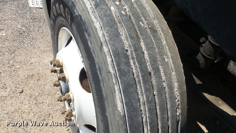 image for item DE7236 2004 Freightliner Columbia semi truck