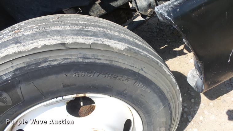 image for item DE7236 2004 Freightliner Columbia semi truck