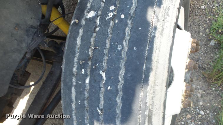 image for item DE7236 2004 Freightliner Columbia semi truck