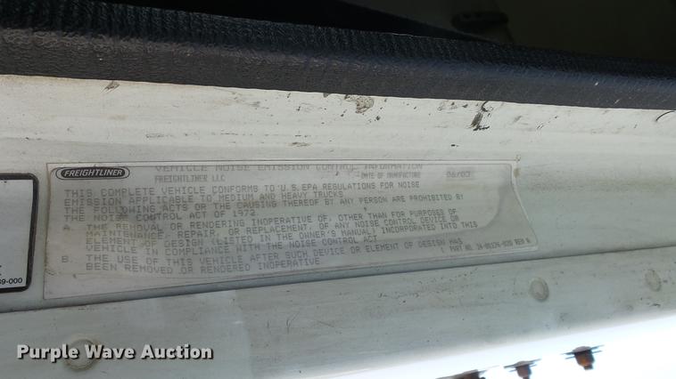 image for item DE7236 2004 Freightliner Columbia semi truck