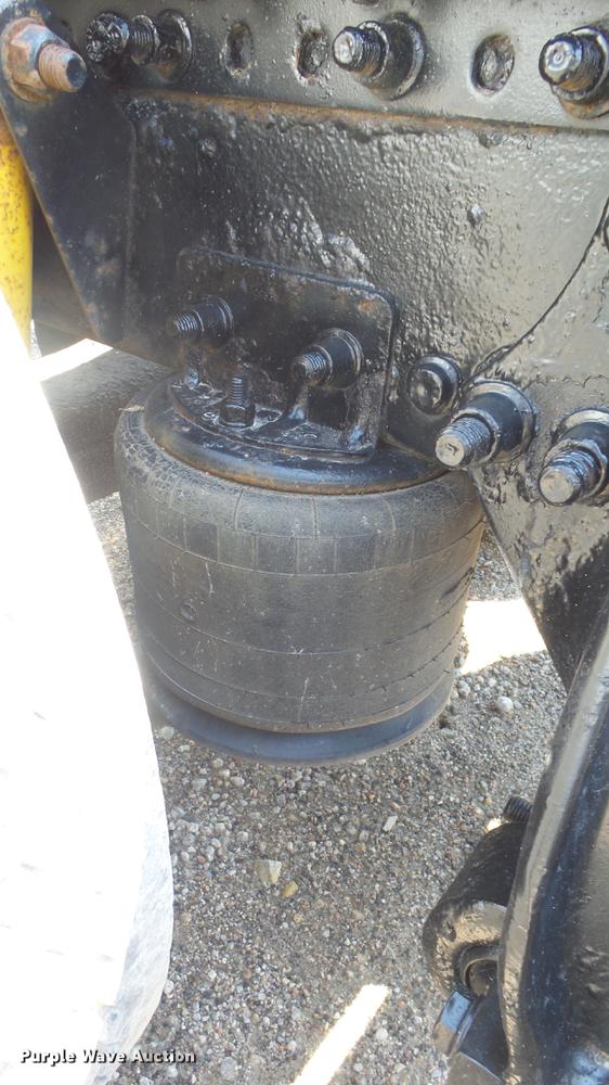 image for item DE7236 2004 Freightliner Columbia semi truck