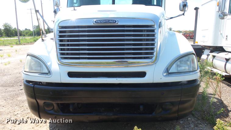 image for item DE7236 2004 Freightliner Columbia semi truck