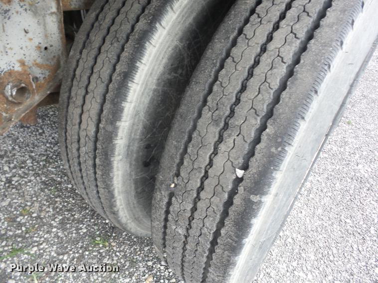 image for item DF1250 1998 Hyundai VI2530152JSR dry van trailer