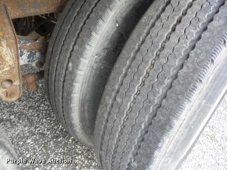 image for item DF1250 1998 Hyundai VI2530152JSR dry van trailer