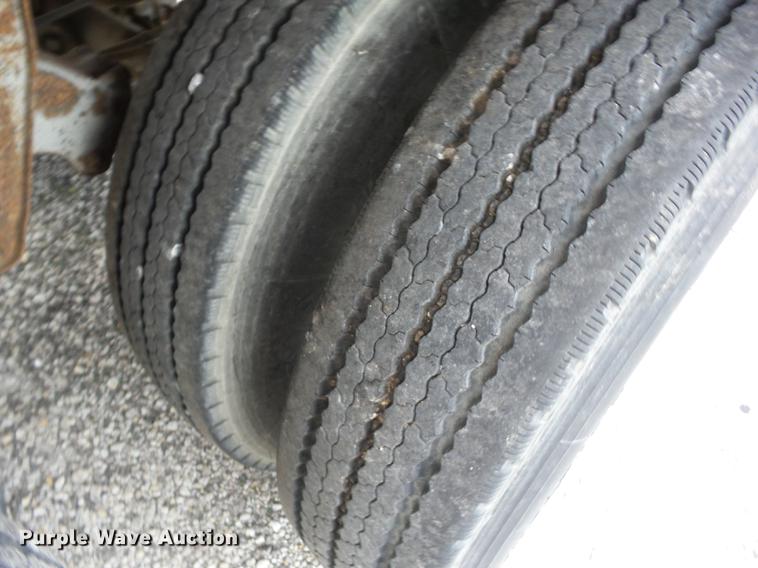 image for item DF1250 1998 Hyundai VI2530152JSR dry van trailer