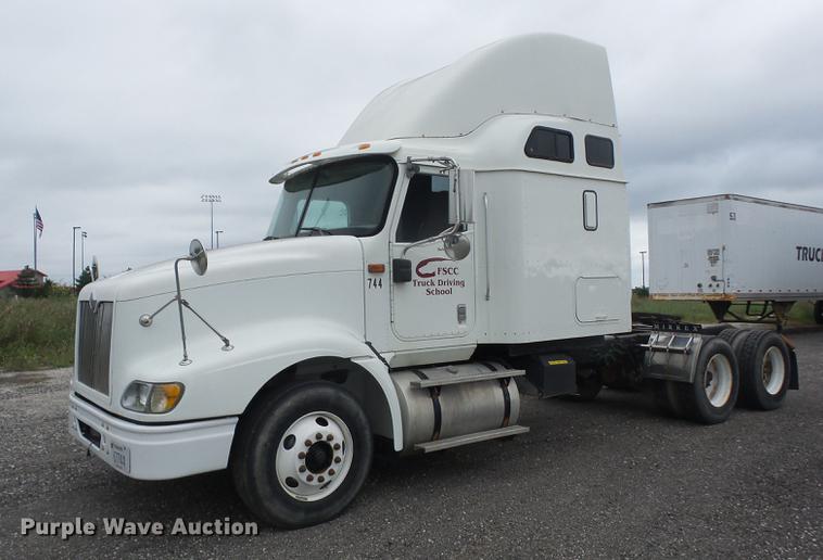 image for item DF1252 2006 International 9400i semi truck