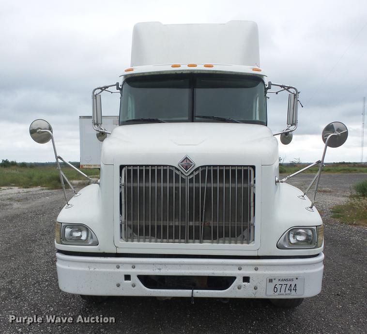 image for item DF1252 2006 International 9400i semi truck