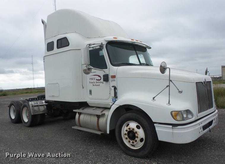 image for item DF1252 2006 International 9400i semi truck