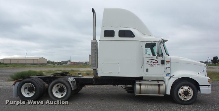 image for item DF1252 2006 International 9400i semi truck