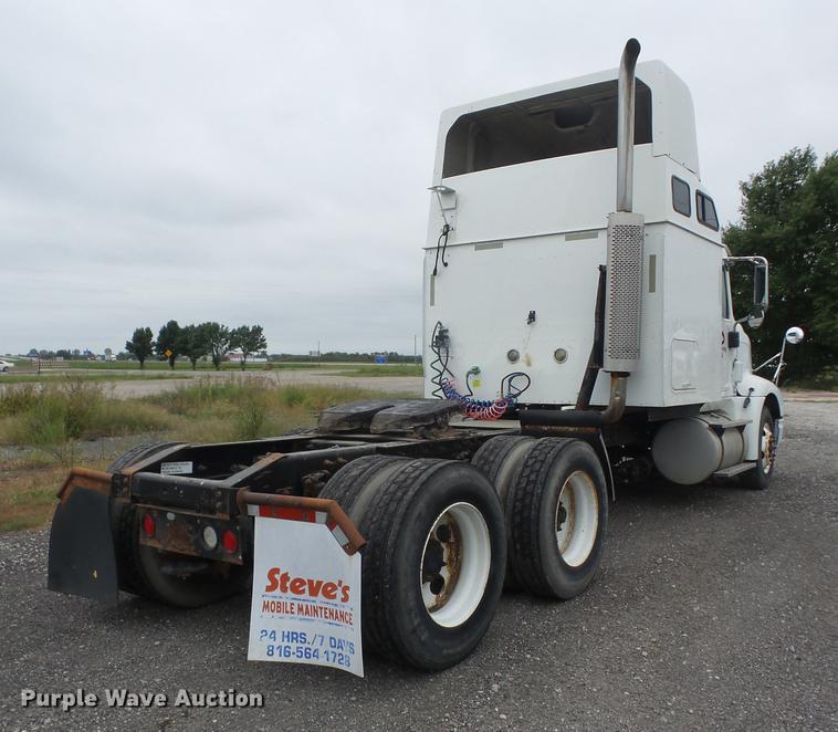 image for item DF1252 2006 International 9400i semi truck