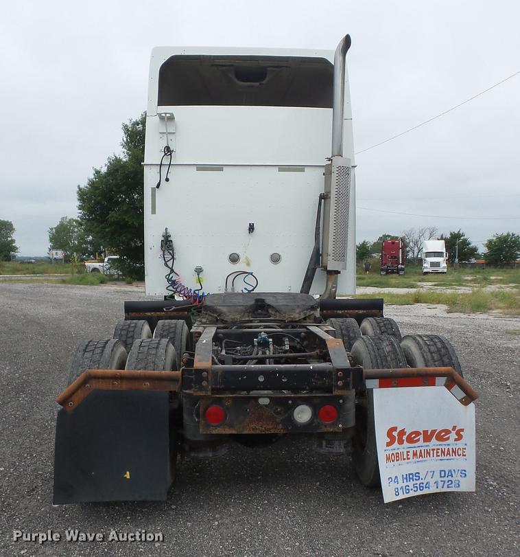 image for item DF1252 2006 International 9400i semi truck