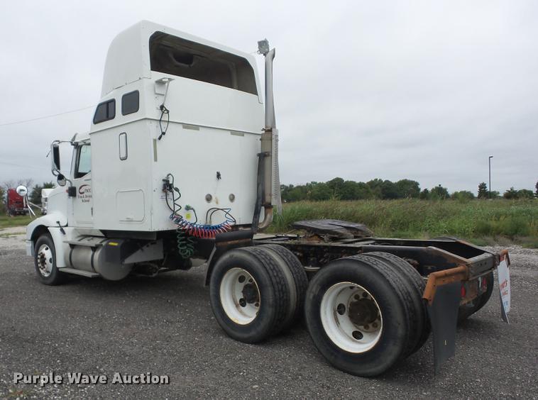 image for item DF1252 2006 International 9400i semi truck