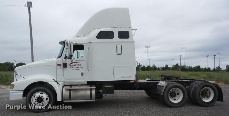 image for item DF1252 2006 International 9400i semi truck