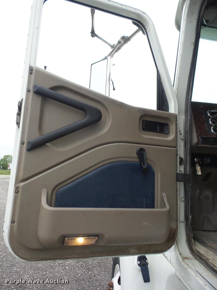 image for item DF1252 2006 International 9400i semi truck