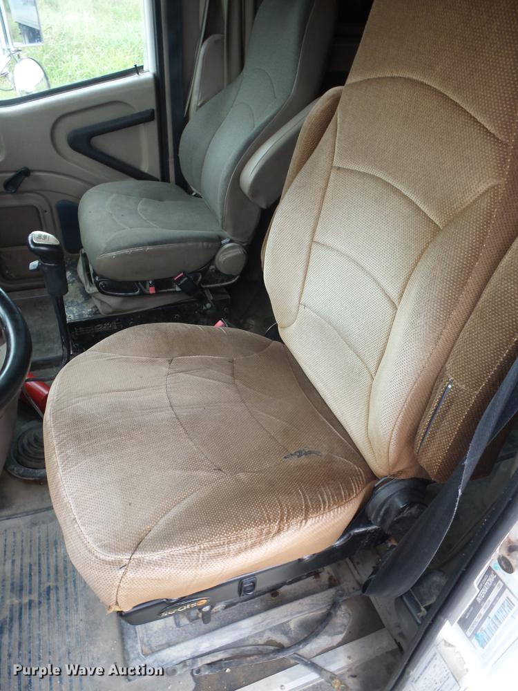 image for item DF1252 2006 International 9400i semi truck