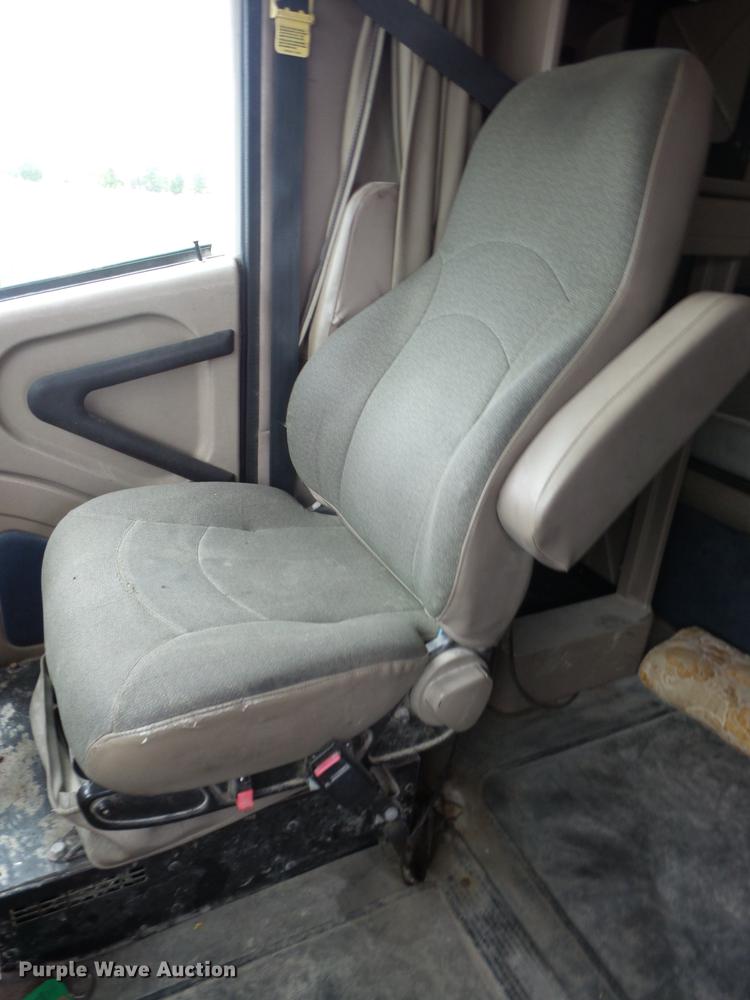 image for item DF1252 2006 International 9400i semi truck