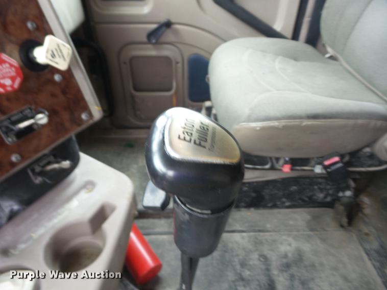 image for item DF1252 2006 International 9400i semi truck