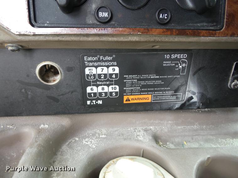 image for item DF1252 2006 International 9400i semi truck