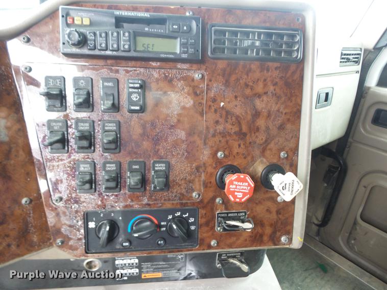 image for item DF1252 2006 International 9400i semi truck