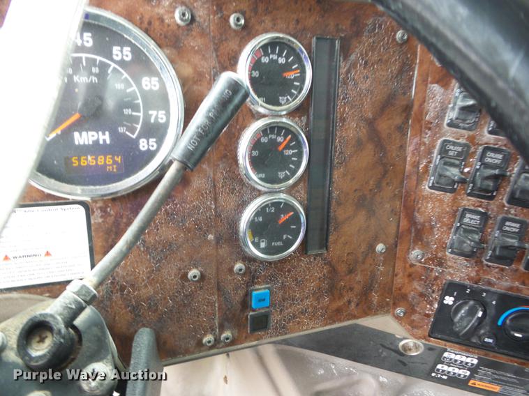 image for item DF1252 2006 International 9400i semi truck