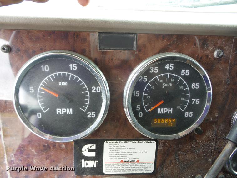 image for item DF1252 2006 International 9400i semi truck