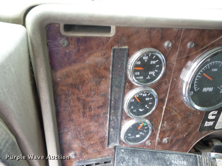 image for item DF1252 2006 International 9400i semi truck