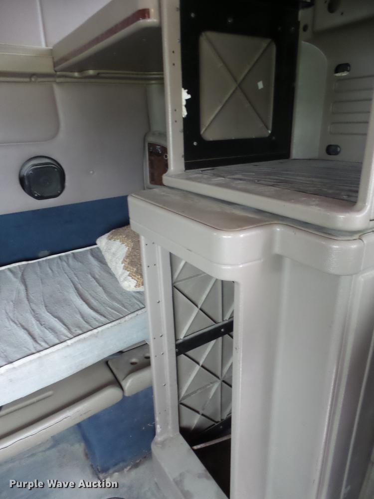 image for item DF1252 2006 International 9400i semi truck