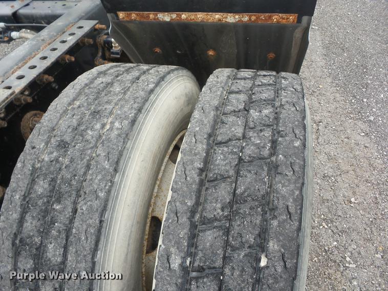 image for item DF1252 2006 International 9400i semi truck