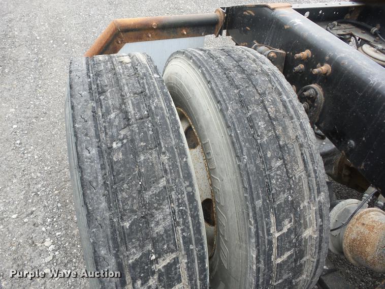 image for item DF1252 2006 International 9400i semi truck