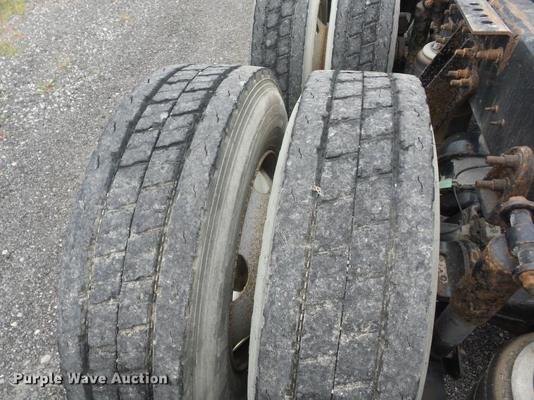 image for item DF1252 2006 International 9400i semi truck