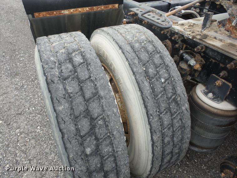 image for item DF1252 2006 International 9400i semi truck