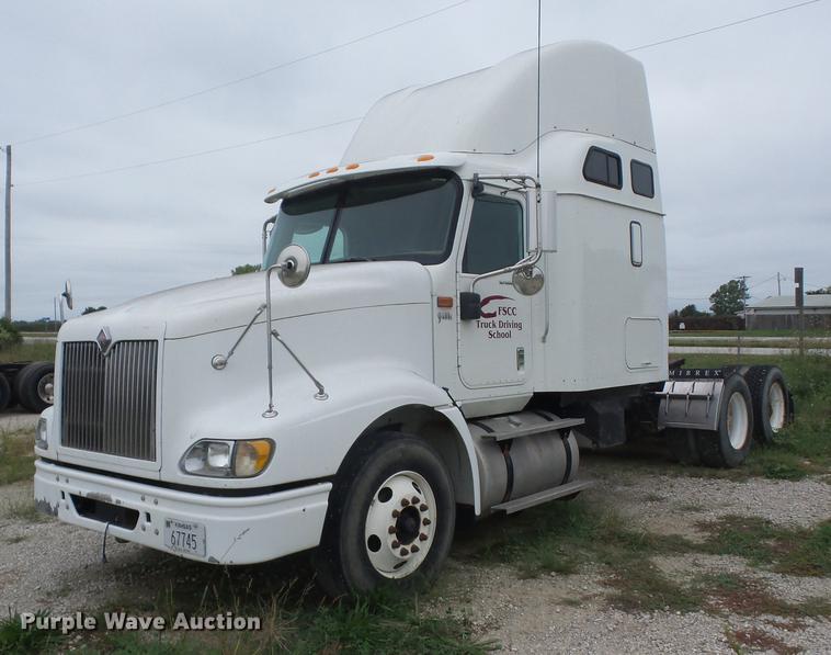 image for item DF1253 2006 International 9400i semi truck
