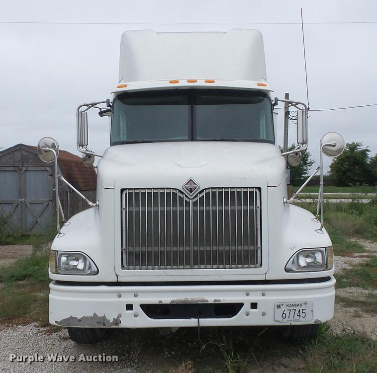 image for item DF1253 2006 International 9400i semi truck