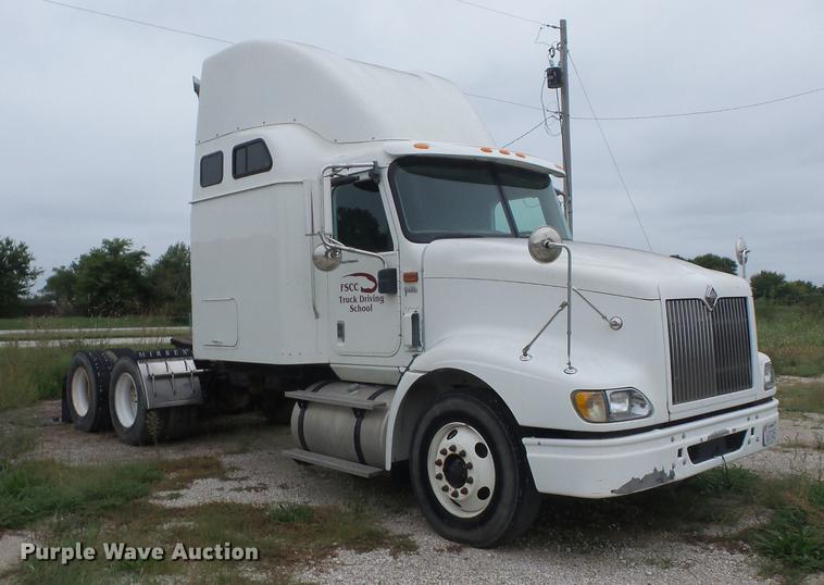 image for item DF1253 2006 International 9400i semi truck