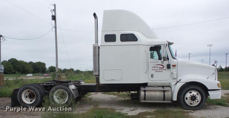 image for item DF1253 2006 International 9400i semi truck