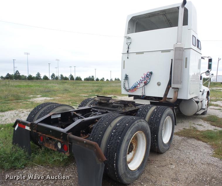 image for item DF1253 2006 International 9400i semi truck