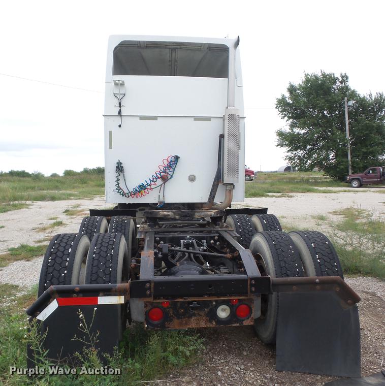 image for item DF1253 2006 International 9400i semi truck