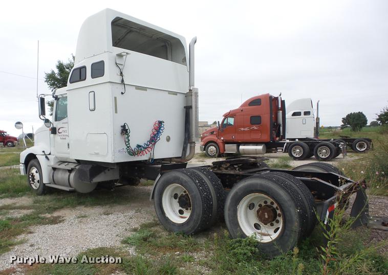 image for item DF1253 2006 International 9400i semi truck