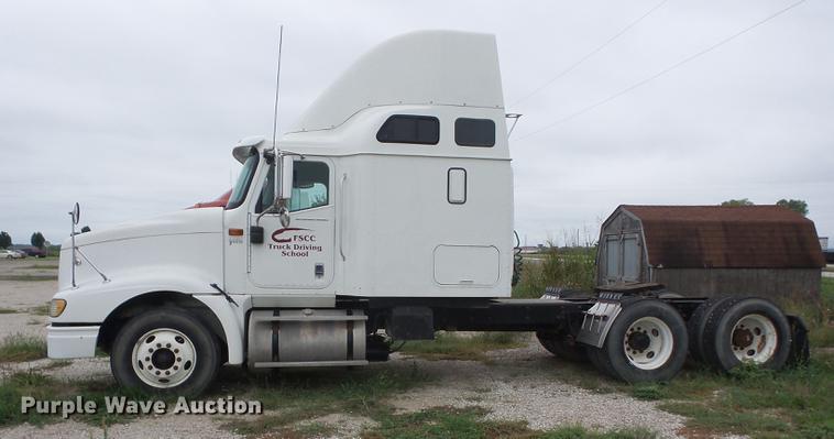 image for item DF1253 2006 International 9400i semi truck