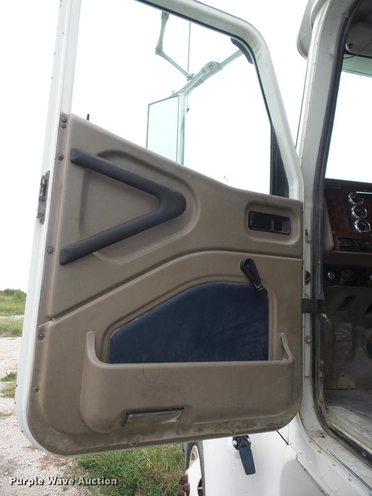 image for item DF1253 2006 International 9400i semi truck