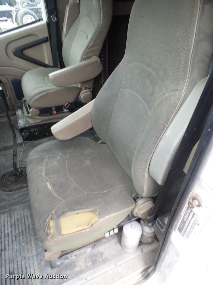 image for item DF1253 2006 International 9400i semi truck