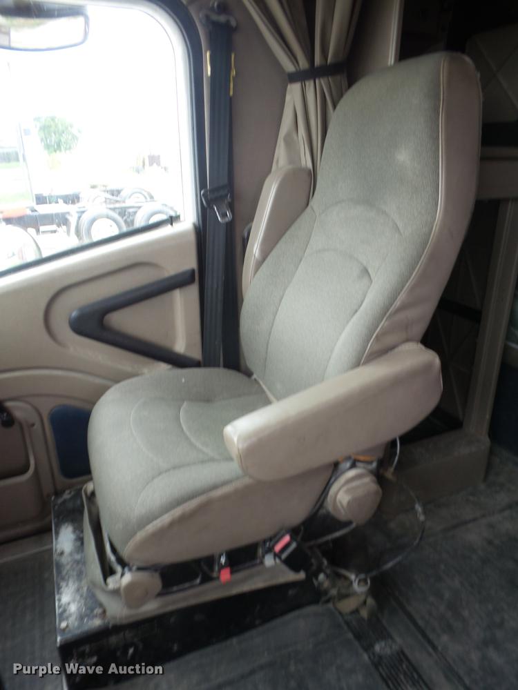 image for item DF1253 2006 International 9400i semi truck