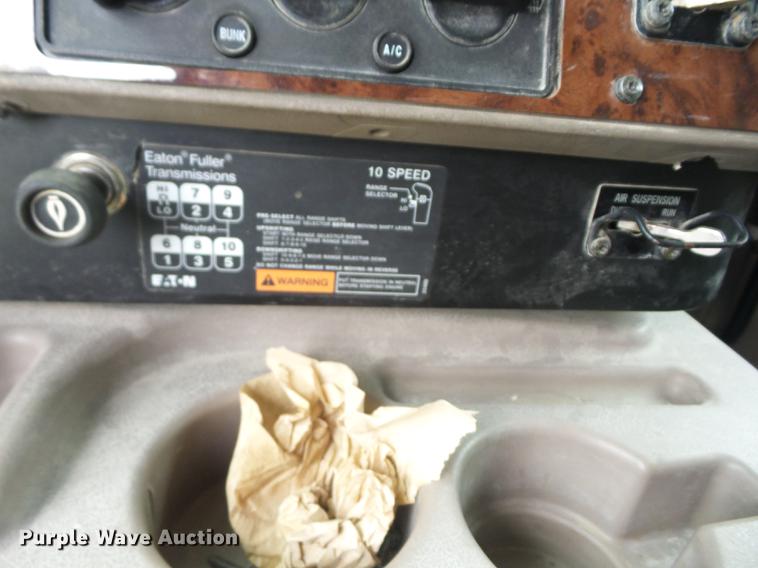 image for item DF1253 2006 International 9400i semi truck