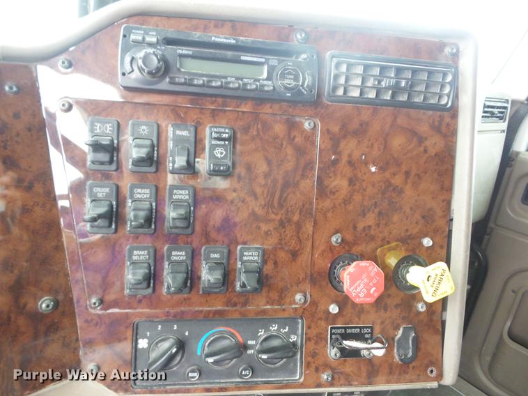 image for item DF1253 2006 International 9400i semi truck