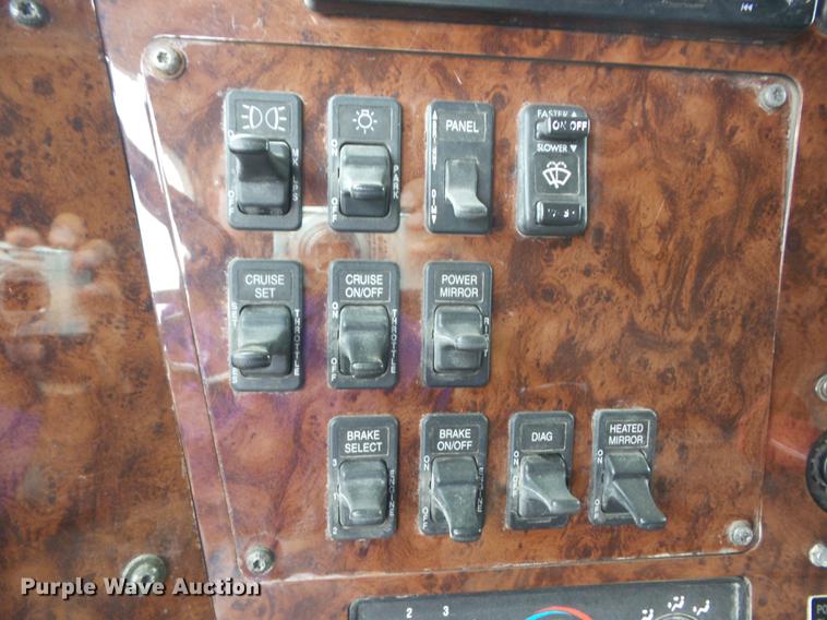 image for item DF1253 2006 International 9400i semi truck