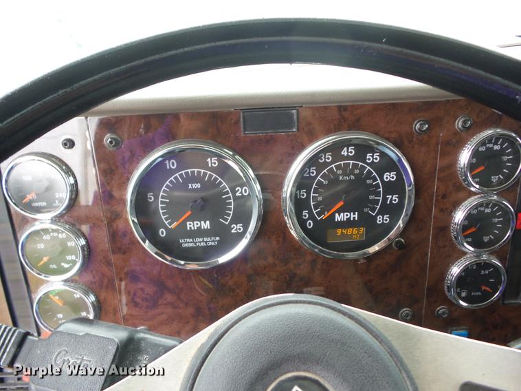 image for item DF1253 2006 International 9400i semi truck