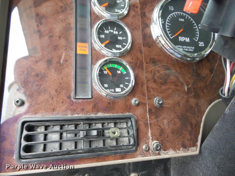 image for item DF1253 2006 International 9400i semi truck