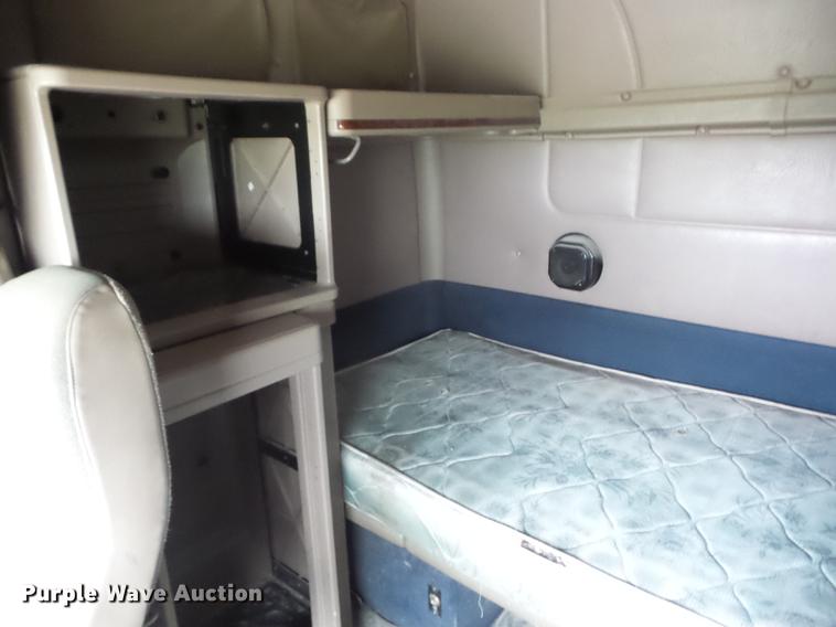 image for item DF1253 2006 International 9400i semi truck